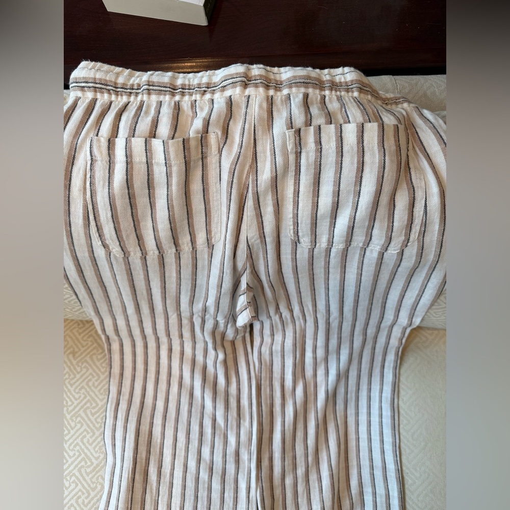 Old navy light and breezy pant. Never worn